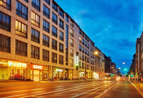 aussenansicht-nacht-01-hplus-hotel-berlin-mitte